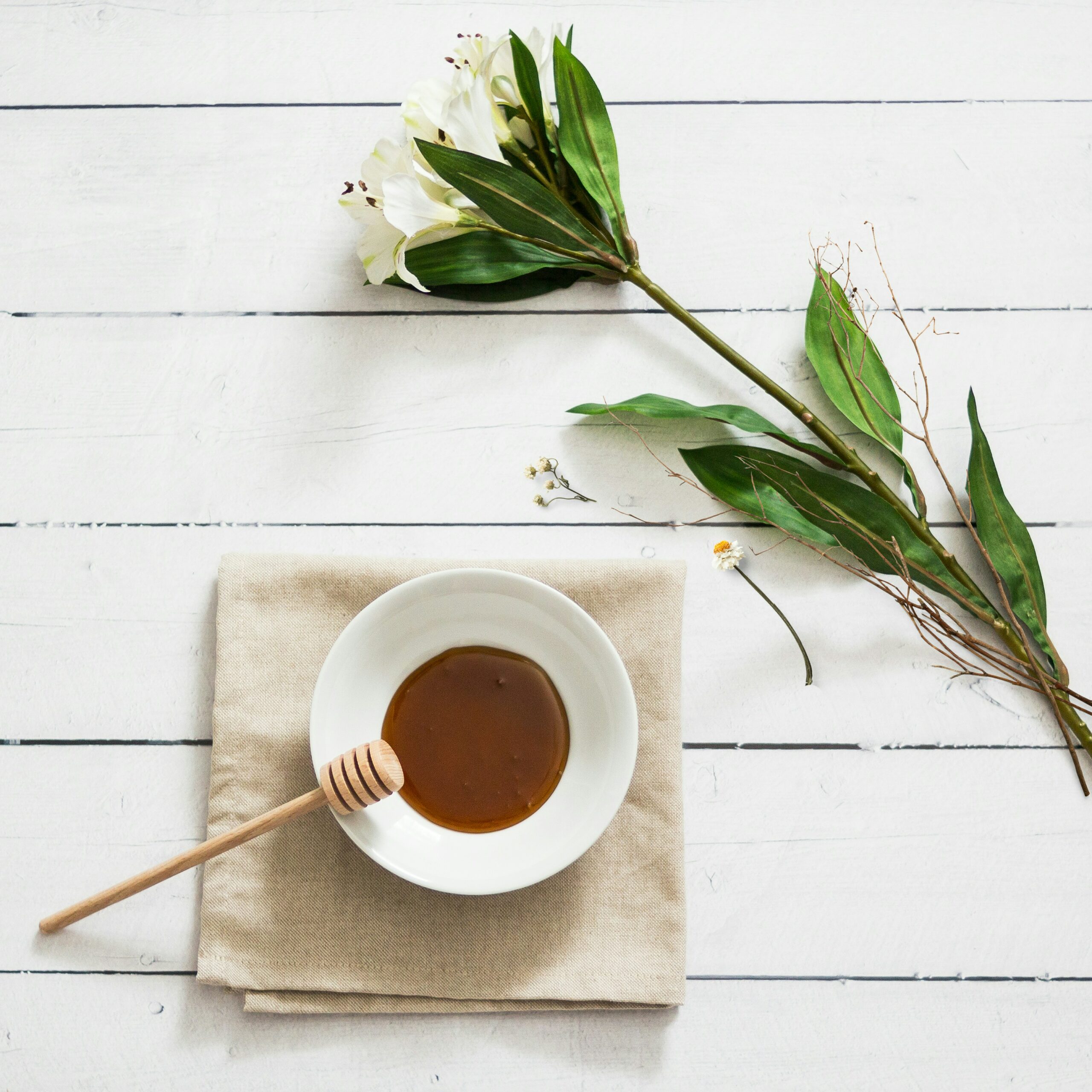 Photo de <a href="https://unsplash.com/fr/@tania_fernandez?utm_content=creditCopyText&utm_medium=referral&utm_source=unsplash">Tania Fernandez</a> sur <a href="https://unsplash.com/fr/photos/miel-avec-louche-sur-assiette-yHPGi--o3Fc?utm_content=creditCopyText&utm_medium=referral&utm_source=unsplash">Unsplash</a>